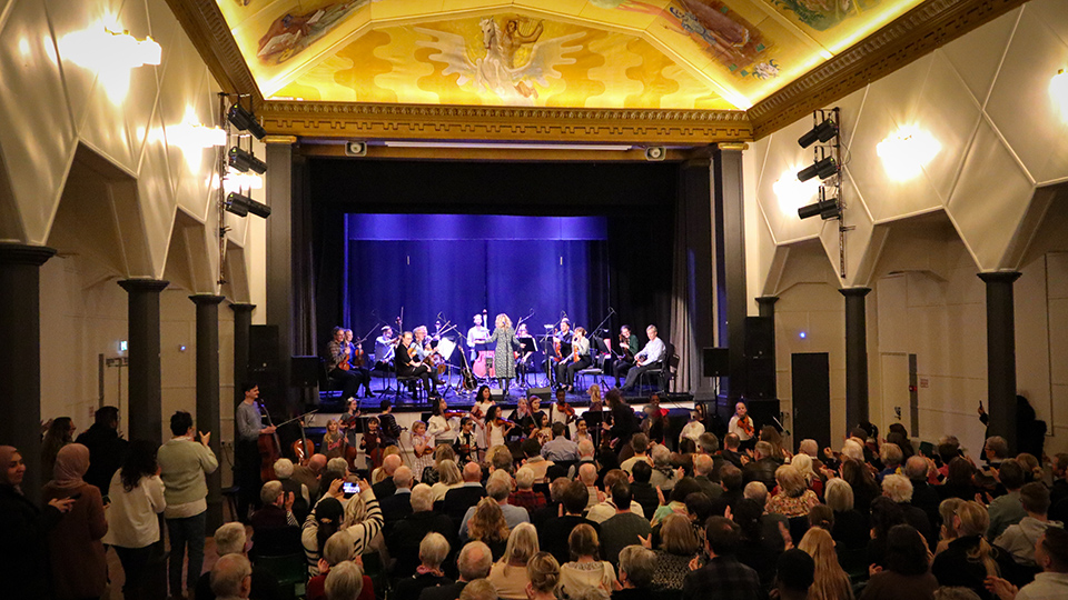 Foto på en konsert med Sofia Karlsson, Musica Vitae och kulturskolans stråkelever i Kulturhuset i Lessebo