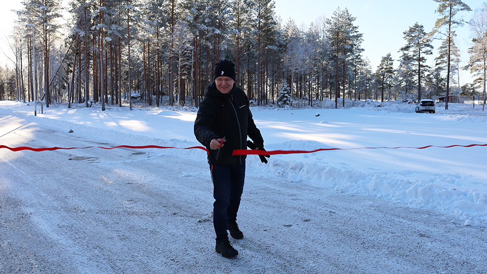 Ett foto på Lars Altgård när han håller en sax i handen och klipper det röda bandet.