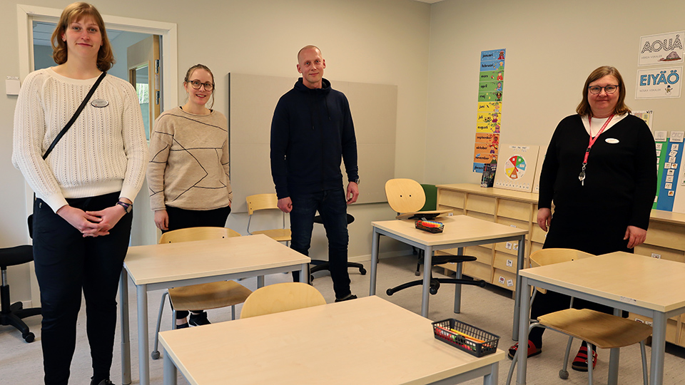 Foto på fyra personer i ett klassrum på Nyängskolan
